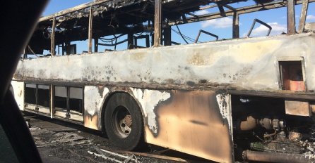 KAOS: Zapalio se autobus, gasili ga i vozač i vatrogasci, ali je ipak potpuno izgorio