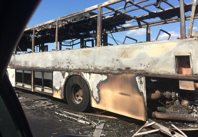 KAOS: Zapalio se autobus, gasili ga i vozač i vatrogasci, ali je ipak potpuno izgorio