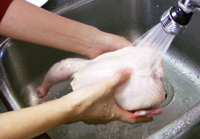 ŠTETNO ILI KORISNO: Treba li piletinu prije pripremanja prati ili ne?