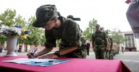 Prvi poziv ženi za služenje vojnog roka: Milena se pohvalila na Facebooku, pitaju je kad će ispraćaj (FOTO)