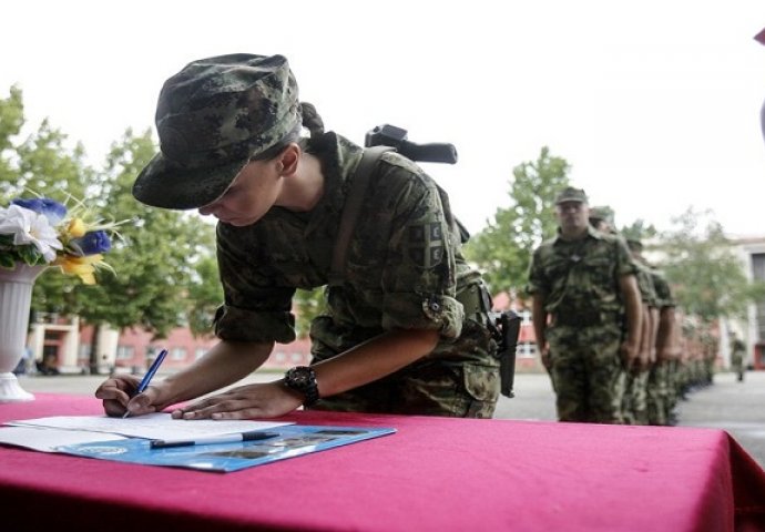 Prvi poziv ženi za služenje vojnog roka: Milena se pohvalila na Facebooku, pitaju je kad će ispraćaj (FOTO)