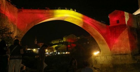 Stari most u bojama španske zastave 