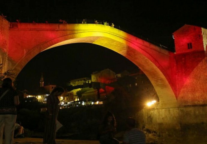 Stari most u bojama španske zastave 