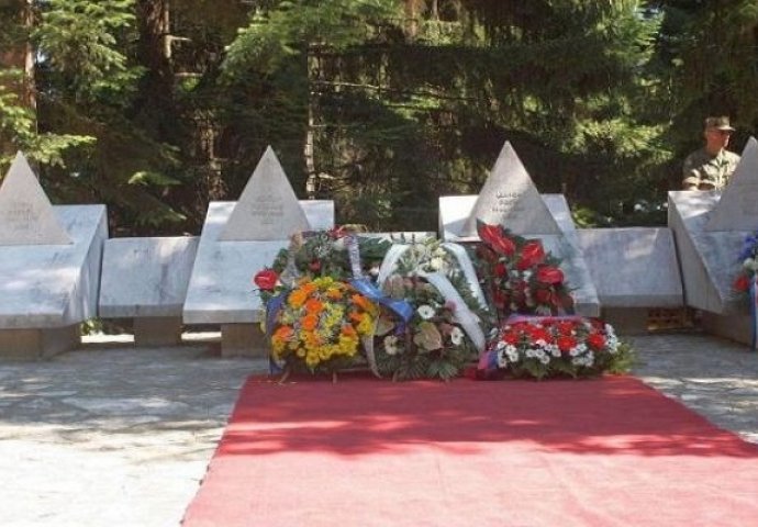 Odavanje počasti poginulim američkim diplomatama i francuskom vojniku na Igmanu