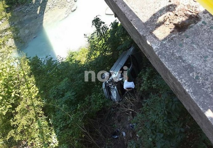 Izgubili kontrolu nad vozilom: Trojica mladića iz Konjica sletjeli BMW-om sa mosta u Jablanici (VIDEO)