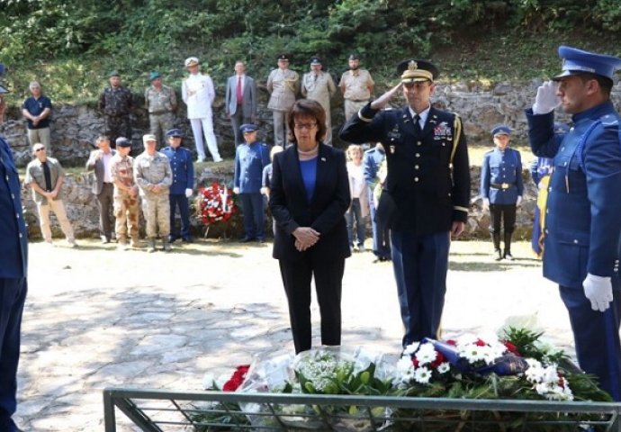 Odata počast poginulim američkim diplomatama i francuskom vojniku