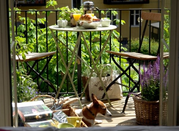 design-small-balcony-ideas-with-colorful-furniture-and-yard-plants-5-547