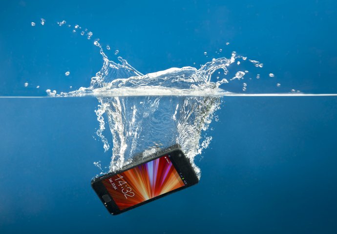 Šta učiniti kada mobitel upadne u vodu? 