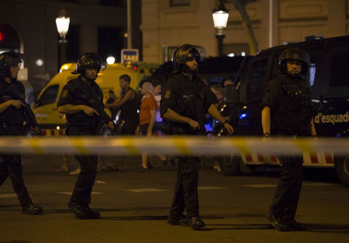 Španske vlasti vjeruju da je terorista koji je u bijegu vozio kombi u Barceloni