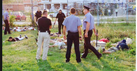 ŠTA REĆI NA OVU FOTOGRAFIJU?  Navijači leže na zemlji...