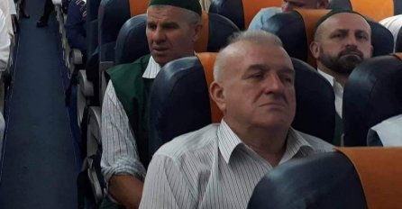 HEROJ U RATU,  HADŽIJA U MIRU: General Dudaković u posljednjem avionu s bh. hadžijama (FOTO)