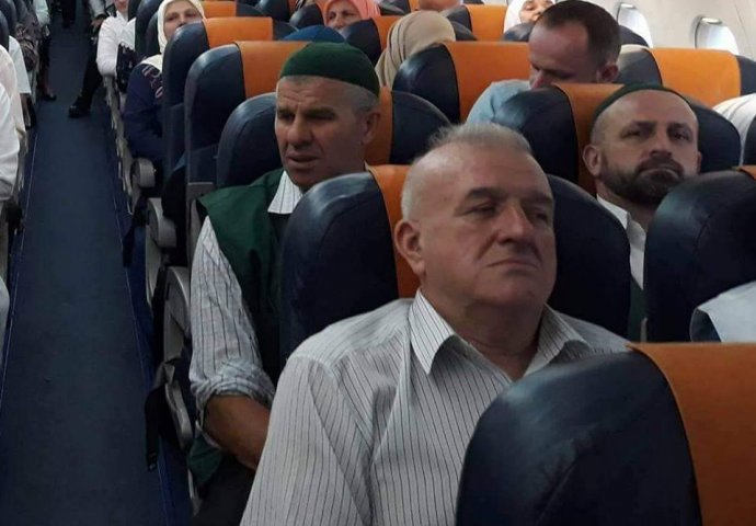 HEROJ U RATU,  HADŽIJA U MIRU: General Dudaković u posljednjem avionu s bh. hadžijama (FOTO)