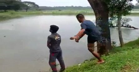 Htio je da nogom šutne mladića koji je urinirao u rijeku, poslije ovoga neće više nikad! (VIDEO)