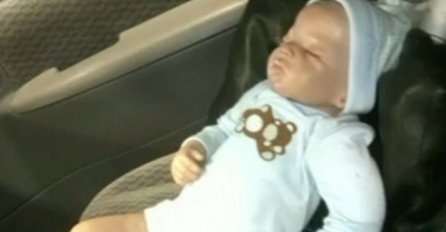 Policajac je pronašao bebu u ključajućem autu, razbio je prozor i shvatio da je napravio veliku grešku! (VIDEO)