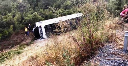 TEŠKA NESREĆA: Autobus sletio s puta, povrijeđeno najmanje 20 ljudi