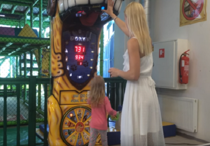 Mama postala hit na internetu: Dovela dijete u igraonu pa pokazala kako se udara! (VIDEO)