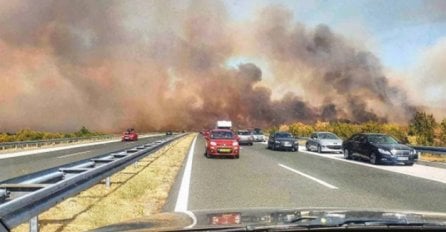 STANJE NA AUTOPUTU HAOTIČNO: Vatra se proširila, vozači  u panici okreću svoje automobile i bježe u suprotnom smjeru (FOTO)