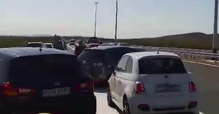 OBJAVLJEN SNIMAK HAOSA NA AUTOPUTU: Požar stigao do ceste, ljudi u panici okreću automobile (VIDEO)