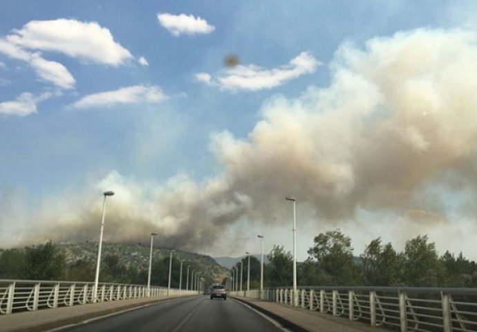 Veliki požar u Čapljini širi se prema gradu 