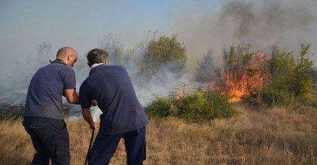 Požar kod Mostara: Vatra prijeti kućama, sve vatrogasne ekipe na terenu 
