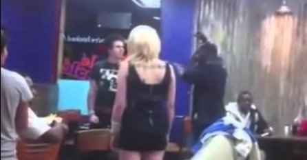 Crnac je prišao plavuši u kafiću i uhvatio je za guzu, odgovor njenog momka bio je BRUTALAN! (VIDEO)