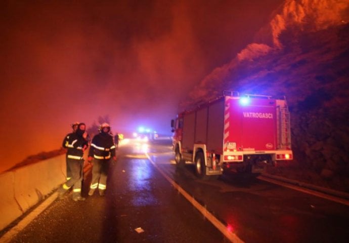 ALARMANTNO: Izdata uzbuna za sve vatrogasce, POŽARI SE JOŠ ŠIRE, u pomoć stiže i vojska!