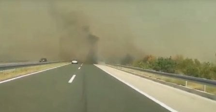 POŽAR STIGAO I DO AUTOPUTA: Vozač se usudio da prođe kroz dim na A1 i napravio DRAMATIČAN SNIMAK (VIDEO)