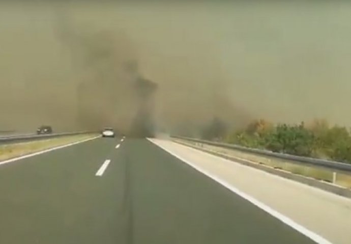 POŽAR STIGAO I DO AUTOPUTA: Vozač se usudio da prođe kroz dim na A1 i napravio DRAMATIČAN SNIMAK (VIDEO)