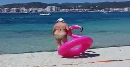 Snimak bakice koja se zaglavila na gumenom flamingu pregledana 45 miliona puta (VIDEO)