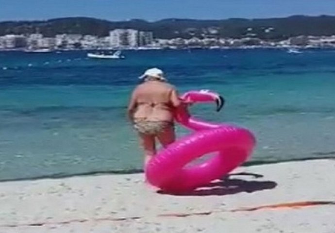 Snimak bakice koja se zaglavila na gumenom flamingu pregledana 45 miliona puta (VIDEO)