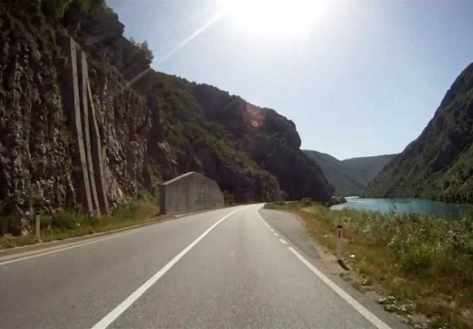 Zbog saobraćajne nezgode i dalje usporen saobraćaj na M-17 Jablanica-Mostar