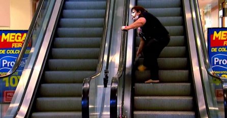 Penjala se uz pokretne stepenice a onda je doživjela najveću neugodnost,pogledajte šta joj je uradio klaun koji je dolazio iz suprotnog smjera (VIDEO)