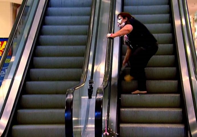 Penjala se uz pokretne stepenice a onda je doživjela najveću neugodnost,pogledajte šta joj je uradio klaun koji je dolazio iz suprotnog smjera (VIDEO)