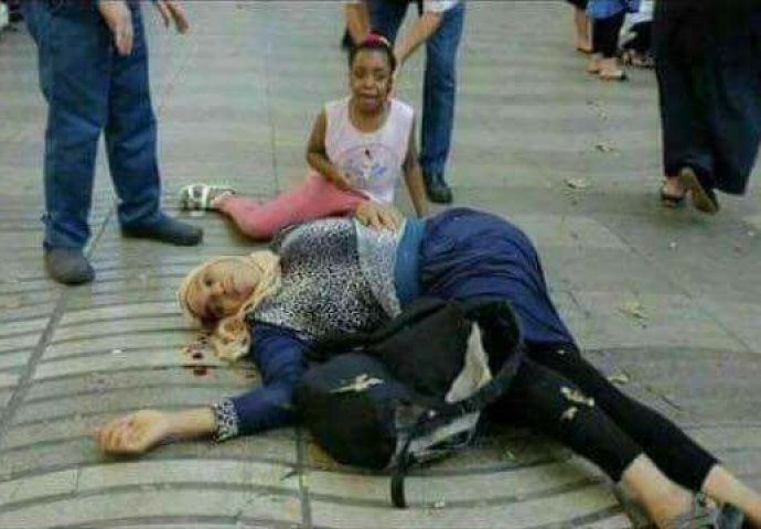 Uznemirujuća fotografija terorističkog napada u Barceloni: Majka muslimanka je pregažena, a njena kćerka plače za njom 