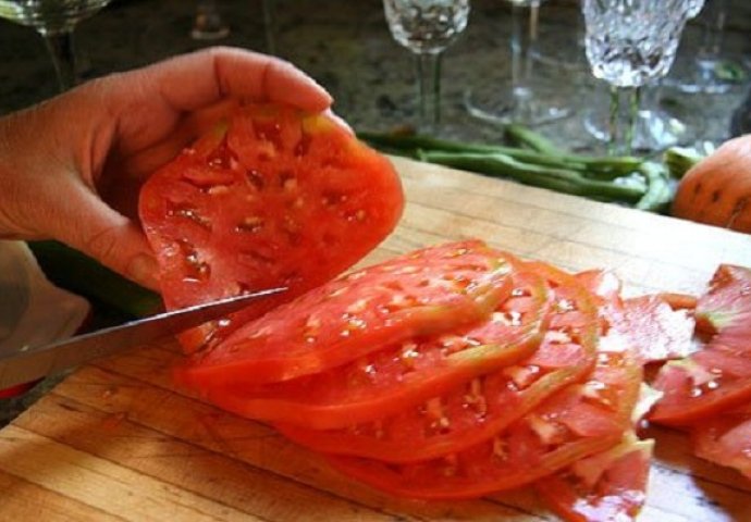 Nikad ne smijete da progutate sjemenke paradajza i paprike: Naročito važi za gojazne!