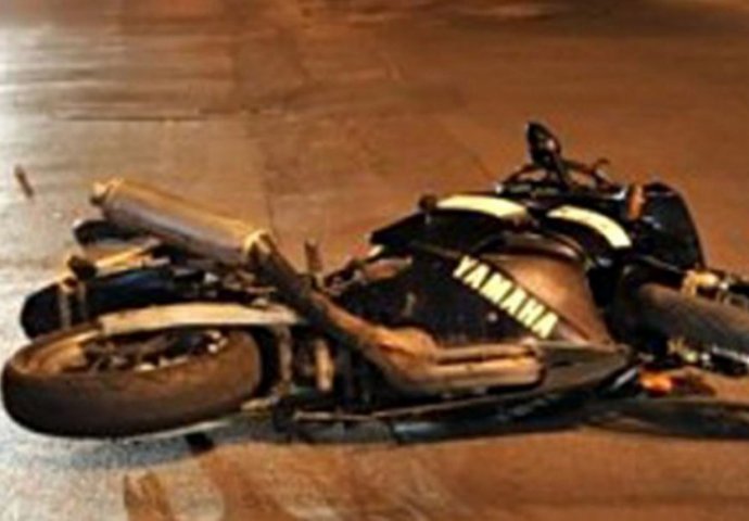 STRAŠNA NESREĆA: Motociklista teško povrijeđen, zabio se u parkiran kamion 