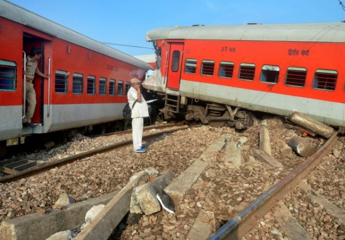 HOROR: Iskočio voz iz šina, povrijeđena 74 putnika (FOTO)