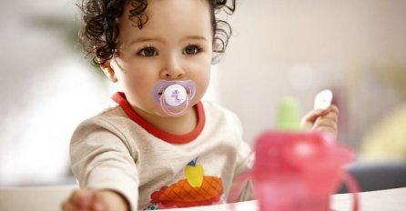 UGLEDNI LIJEČNICI ODGOVORILI NA PITANJE: Je li bolje da bebe sišu dudu ili prst?