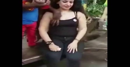 Htjela je da se slika pored dva majmuna u zoološkom vrtu, nije ni sanjala da će joj u nastavku uraditi ovo (VIDEO) 