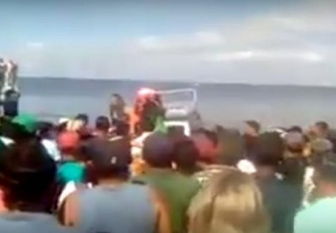  Prevrnuo se putnički brod sa 70 ljudi, sedam poginulih