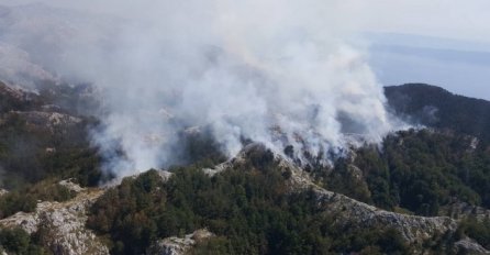 OČEKUJE S POMOĆ ZRAČNIH SNAGA: Na Biokovu u Hrvatskoj i dalje gori