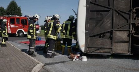 TEŠKA SAOBRAĆAJNA NESREĆA: Prevrnuo se autobus, povijeđene 44 osobe