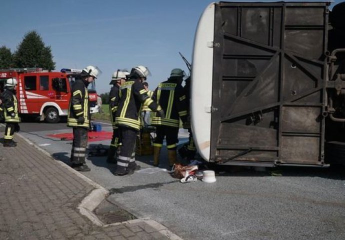 TEŠKA SAOBRAĆAJNA NESREĆA: Prevrnuo se autobus, povijeđene 44 osobe