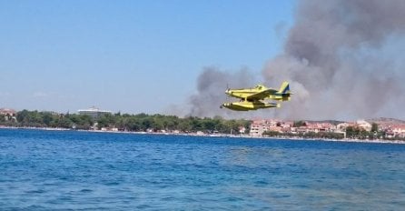 Požari prijete kućama, gori i kod Vodica,  gase četiri kanadera (VIDEO)