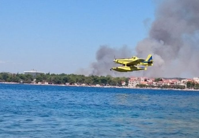 Požari prijete kućama, gori i kod Vodica,  gase četiri kanadera (VIDEO)