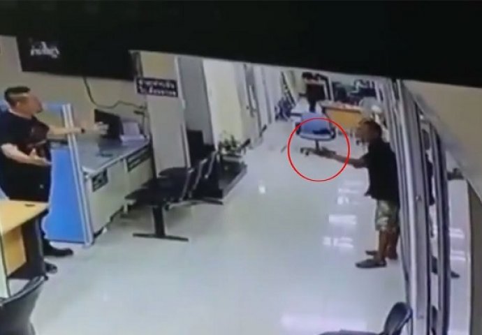 Heroj: Nesvakidašnja reakcija policajca nakon što je u stanicu upao čovjek s nožem (VIDEO)