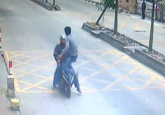 Vozač skutera ukrao je mobitel čovjeku iz kamiona, nije ni sanjao da je kamiondžija nasljednik Bruce Lee-a! (VIDEO)