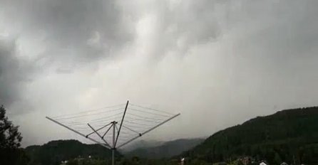 Izašao je ispred dvorišta da snima olujno nevrijeme: Kada vidite šta će se desiti na 0:20, ostat ćete bez teksta! (VIDEO) 