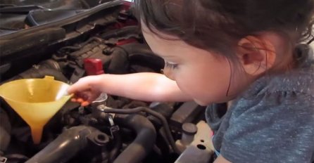 Trogodišnja djevojčica bolji je automehaničar od većine muškaraca (VIDEO)