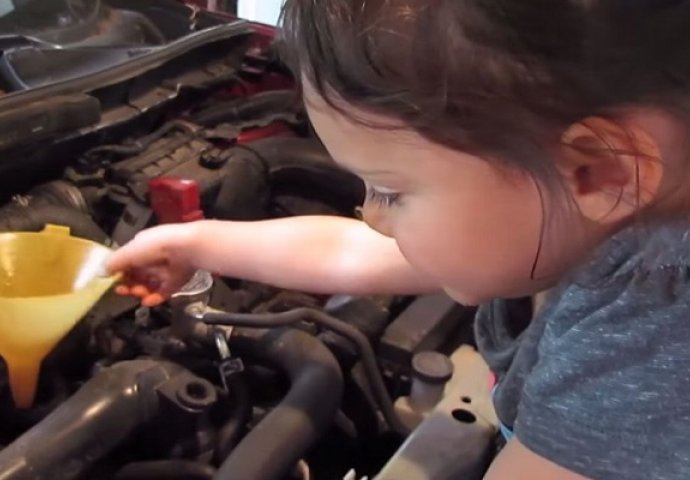 Trogodišnja djevojčica bolji je automehaničar od većine muškaraca (VIDEO)